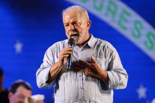 Lula diz ter fé de que Brasil irá "reconquistar sua bandeira, soberania e democracia"