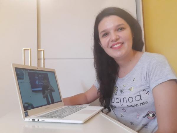 Estudante cria podcast com dicas para a redação do Enem enquanto estuda para a prova