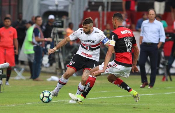 Rog&eacute;rio Ceni, ao fundo, no comando do seu &uacute;ltimo jogo como t&eacute;cnico do S&atilde;o Paulo, contra o Flamengo, em 2017.(Imagem: Rubens Chiri / saopaulofc.net)