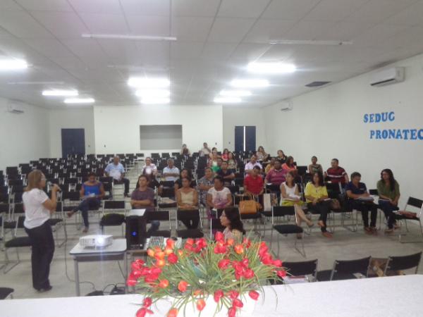 10ª GRE realiza capacitação de gestores do Programa Dinheiro Direto na Escola
