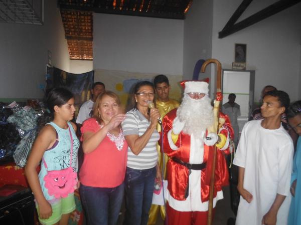 Papai Noel participou de confraterniza&ccedil;&atilde;o de Natal na APAE de Floriano.(Imagem:FlorianoNews)
