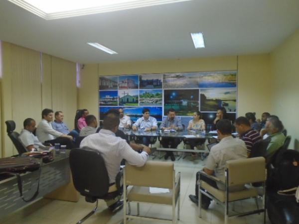 Estrutura das secretarias municipais de Floriano é discutida em reunião