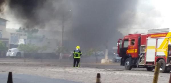 Bombeiros tentando conter as chamas.(Imagem:Reprodu&ccedil;&atilde;o)