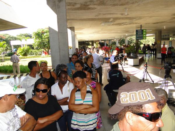 Fila de f&atilde;s no vel&oacute;rio de Wando, em Belo Horizonte.(Imagem:Alex Ara&uacute;jo/G1)