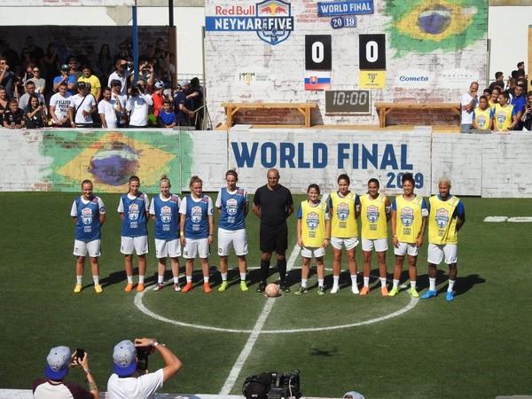 Neymar (&agrave; direita) jogou bola com estrelas do futebol feminino.(Imagem:Ana Canhedo)