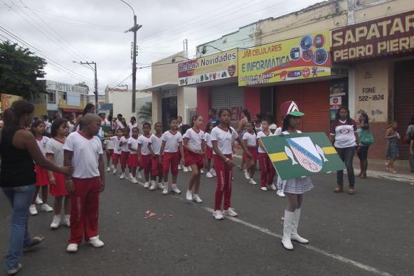 Desfile C&iacute;vico Escolar comemora o Dia do Trabalhador em Floriano.(Imagem:FlorianoNews)