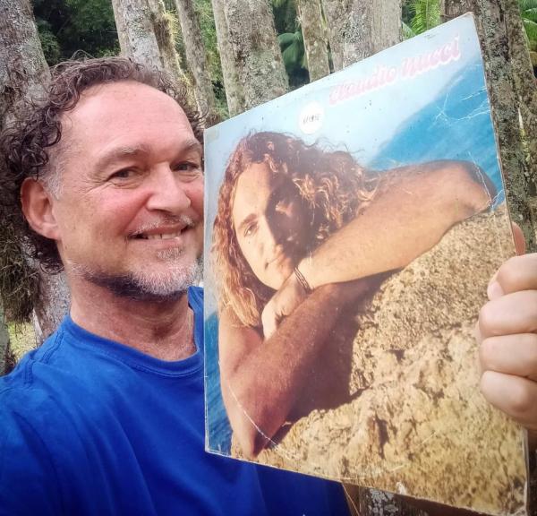Claudio Nucci sintetiza 40 anos de "acontecências" no álbum "Direto no coração"