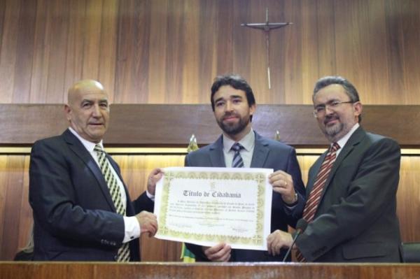 Empresário presta homenagem ao pai ao receber título na ALEPI.(Imagem:Alepi)