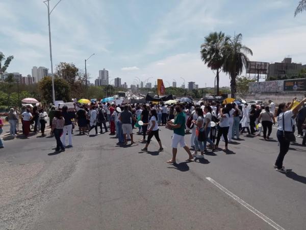  Profissionais da enfermagem fazem protestos no Piau&iacute; contra suspens&atilde;o da lei do piso salarial da categoria.(Imagem:g1 )