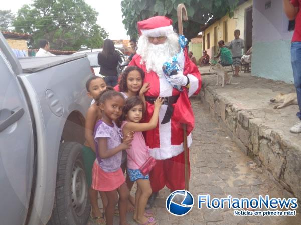 Crianças recebem primeiros presentes do Papai Noel dos Correios em Floriano.(Imagem:FlorianoNews)