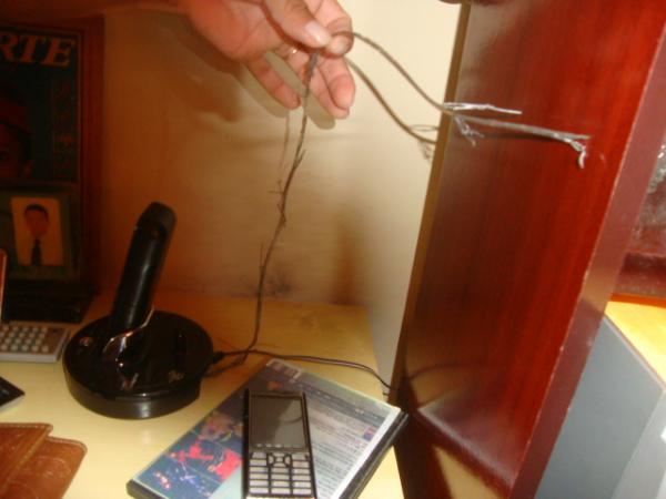 Fios queimados - consequencia de um relampago(Imagem:reda&ccedil;&atilde;o)