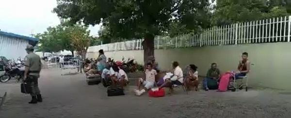 Pacientes no p&aacute;tio interno do HRTN.(Imagem:Reprodu&ccedil;&atilde;o/Jc24horas)