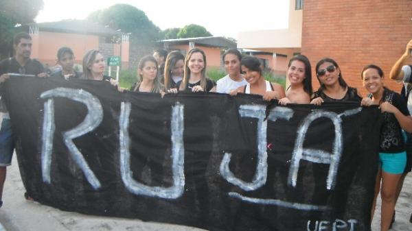 Alunos fazem protesto para cobrar melhorias na UFPI de Floriano