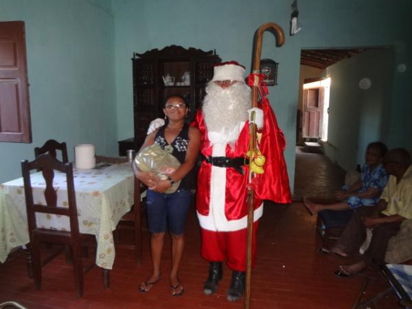 Papai Noel entrega brinquedos e cestas b&aacute;sicas em Floriano.(Imagem: FlorianoNews)