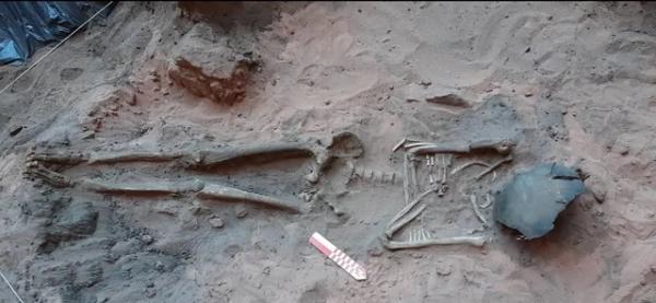 Arque&oacute;logos encontram esqueleto de ind&iacute;gena adulto sepultado diante de parede com gravuras rupestres em Guaribas, no Sul do Piau&iacute;.(Imagem:Professora Cl&aacute;udia Cunha/ UFPI)