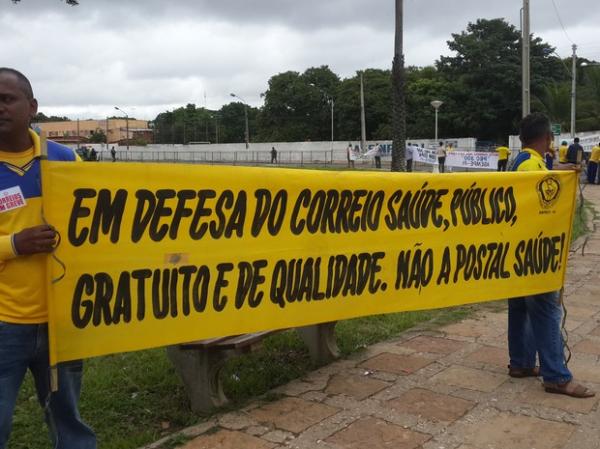 Manifestantes aguardam chega de Dilma Rousseff no Piau&iacute;.(Imagem:Marco Freitas/G1)