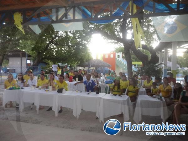 Torcedores de Floriano e Bar&atilde;o de Graja&uacute; se reuniram para assistir partida entre Brasil e Cro&aacute;cia.(Imagem:FlorianoNews)