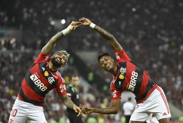 Gabigol e Bruno Henrique est&atilde;o no Flamengo desde 2019 e v&atilde;o continuar.(Imagem:Andr&eacute; Dur&atilde;o)