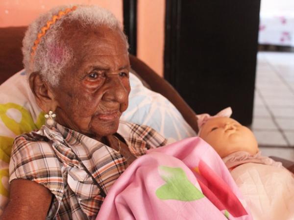 Dona Dolores e sua boneca ao qual deu o nome de Jacira.(Imagem:Patr&iacute;cia Andrade/G1)