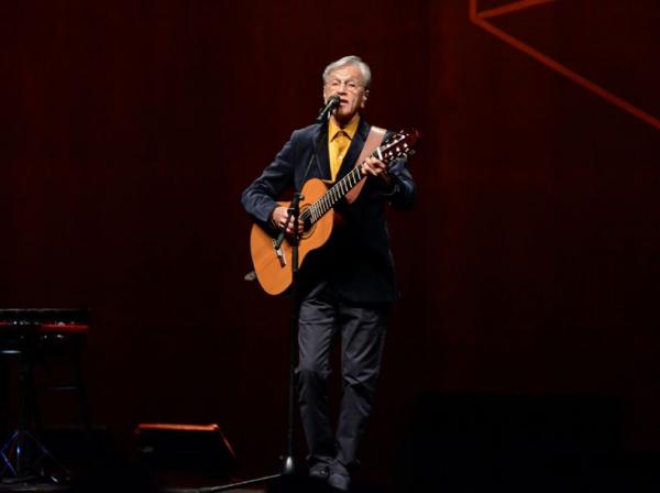 Caetano Veloso homenageia Dom Phillips e Bruno Pereira em show