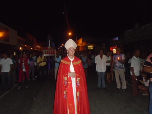 Fieis participam da procissão do Senhor Morto em Floriano
