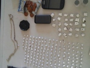 Polícia Militar prende três pessoas suspeitas de tráfico de drogas