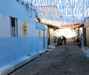 Em protesto contra corrupção, morador pinta rua com cores da Argentina para Copa 2018