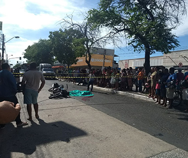 Adolescente morre em acidente entre moto e ônibus na Capital