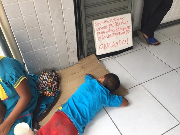Grupo de Venezuelanos pediu ajuda &agrave; popula&ccedil;&atilde;o em lojas e casas lot&eacute;ricas do Centro de Teresina.(Imagem: Maria Romero/ G1 PI)