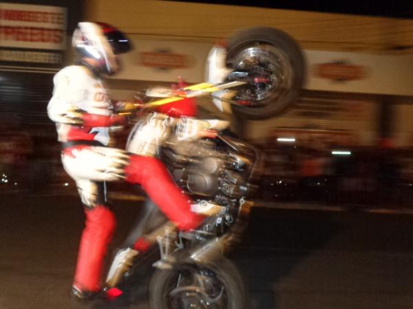 Cajueiro Motos promoveu Show de manobras com a Equipe For&ccedil;a e Ac&atilde;o em Floriano.(Imagem:FlorianoNews)