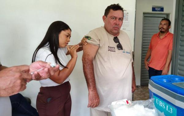 Prefeitura de Floriano reforça combate à dengue com vacinação de agentes de endemias.(Imagem:Secom)
