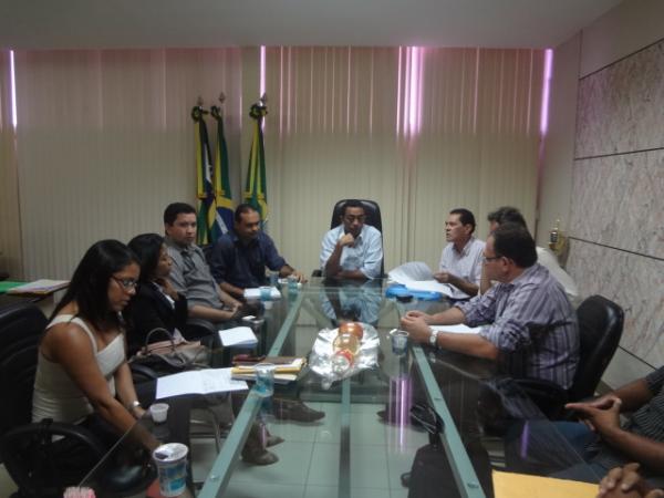 Reuni&atilde;o discute a&ccedil;&otilde;es para melhorar a ilumina&ccedil;&atilde;o no Carnaval.(Imagem:FlorianoNews)