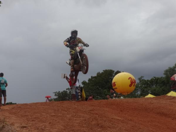 Emoção em duas rodas e muita adrenalina marcaram o I Motocross Arena Show de Floriano