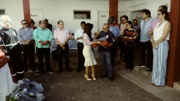 Sa&uacute;de entrega fardamentos aos profissionais do SAMU de Floriano.(Imagem:FlorianoNews)