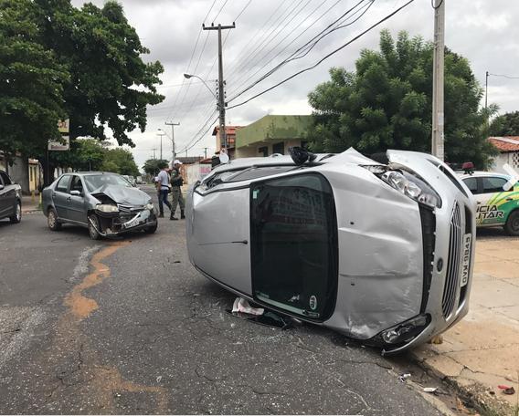 Colisão seguida de capotamento deixa um ferido na capital