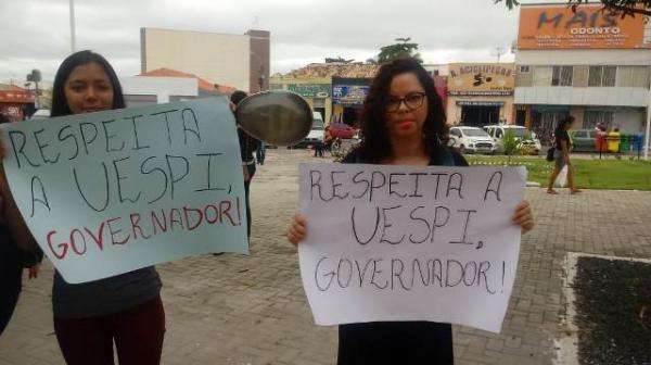 Acad&ecirc;micos da UESPI de Floriano realizam manifesta&ccedil;&atilde;o em busca de melhorias.(Imagem:FlorianoNews)