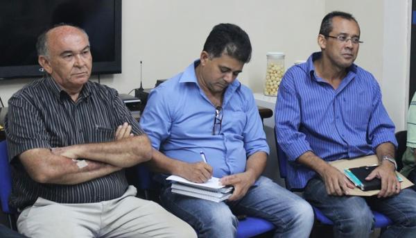 J&uacute;lio Arcoverde conversa com presidente da FFP, Cesarino Oliveira, ap&oacute;s o fim do arbitral. Presidente do River-PI subiu o tom ao criticar a forma escolhida para o Piauiense 2016.(Imagem:Josiel Martins)