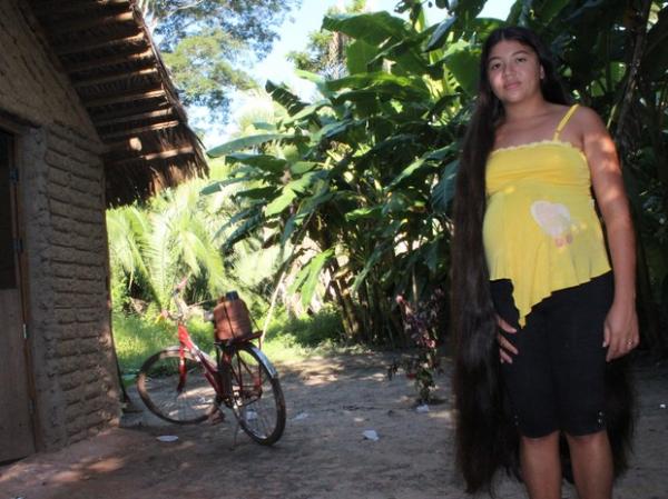 Rosilene Rodrigues, 21 anos, n&atilde;o corta o cabelo h&aacute; 10 anos e disse que fios valem R$ 3 mil.(Imagem:Patr&iacute;cia Andrade/G1)