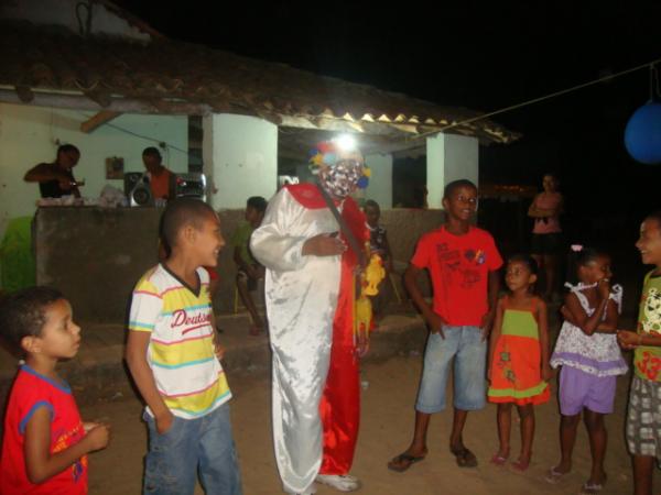 Palha&ccedil;o Carrapeta faz a alegria da crian&ccedil;ada. (Imagem:FlorianoNews)
