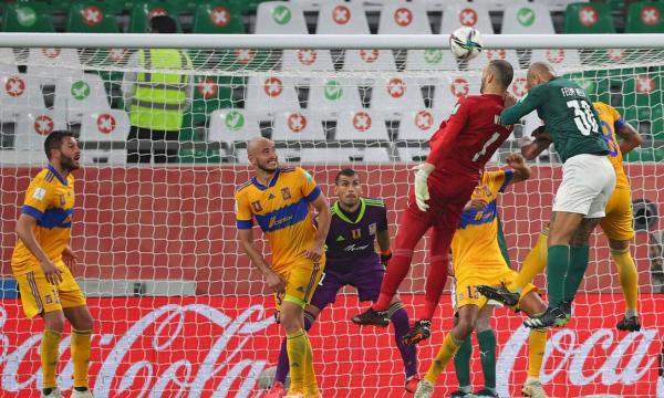 O goleiro Weverton tenta o gol do empate num dos &uacute;ltimos lances da semifinal contra o Tigres, do M&eacute;xico, no Mundial de Clubes.(Imagem:KARIM JAAFAR / AFP)