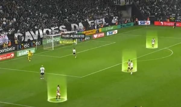  F&aacute;bio com dificuldade na sa&iacute;da de bola.(Imagem: Reprodu&ccedil;&atilde;o )