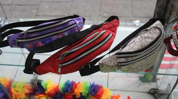 Pochetes coloridas e com bastante brilho est&atilde;o em alta neste carnaval.(Imagem: Rafaela Leal)