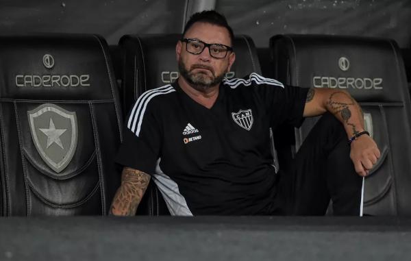  Turco Mohamed, t&eacute;cnico do Atl&eacute;tico-MG, acompanha o jogo contra o Botafogo.(Imagem: Thiago Ribeiro/AGIF )