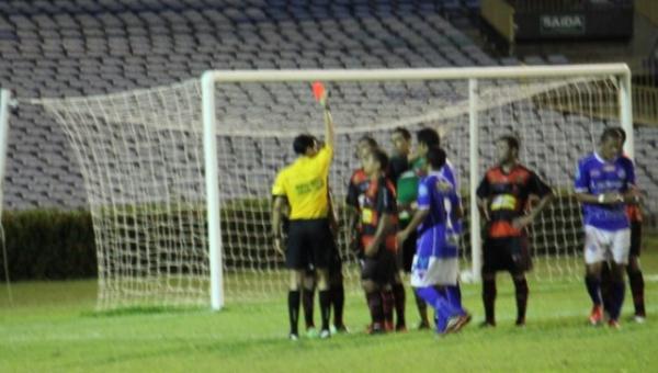 Ant&ocirc;nio Dib ainda expulsou lateral do Flamengo-PI ap&oacute;s bate-boca.(Imagem:Emanuele Madeira)