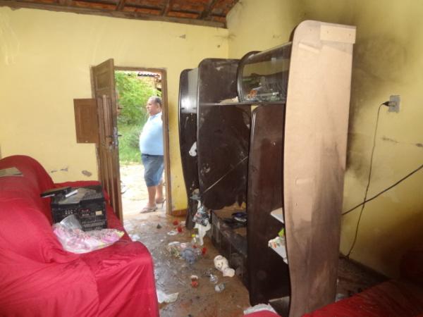 Curto circuito causa inc&ecirc;ndio em resid&ecirc;ncia.(Imagem:FlorianoNews)