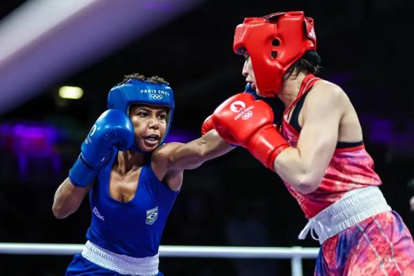 A pugilista paulista Jucielen Romeu superou na estreia do peso leve (57 quilos) a norte-americana Alyssa Mendoza e lutar&aacute; as quartas de final &agrave;s 6h16 de domingo (4).(Imagem:Wander Roberto/COB/Direitos Reservados)