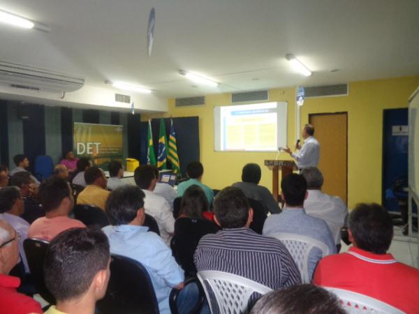 Empresários e estudantes participam de palestra sobre questões tributárias