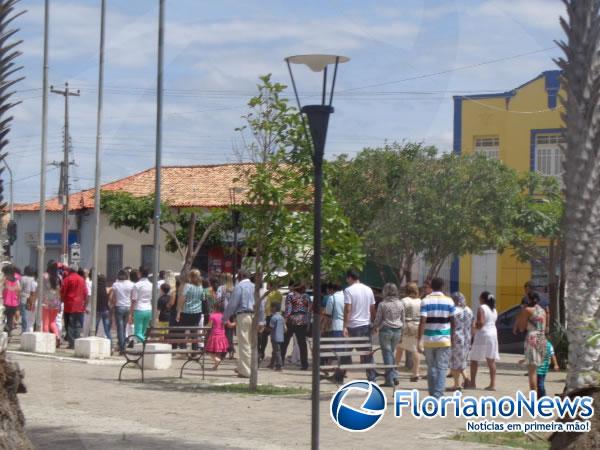 Fi&eacute;is participaram da Prociss&atilde;o do Senhor Ressuscitado em Floriano.(Imagem:FlorianoNews)