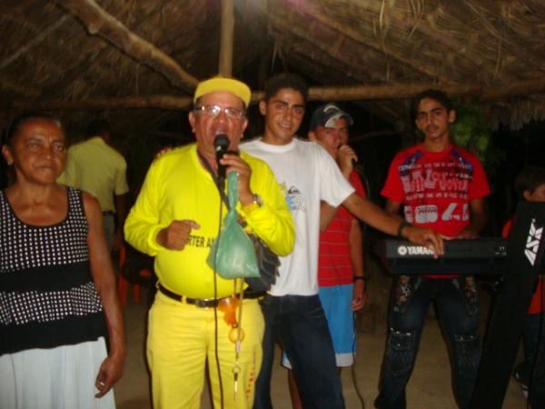 no meio da turma em festa durante no interior(Imagem:reda&ccedil;&atilde;o)