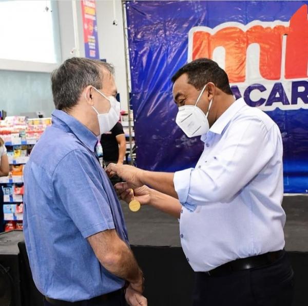 Ilson Mateus recebendo a honraria das m&atilde;os do prefeito Joel(Imagem:SECOM)